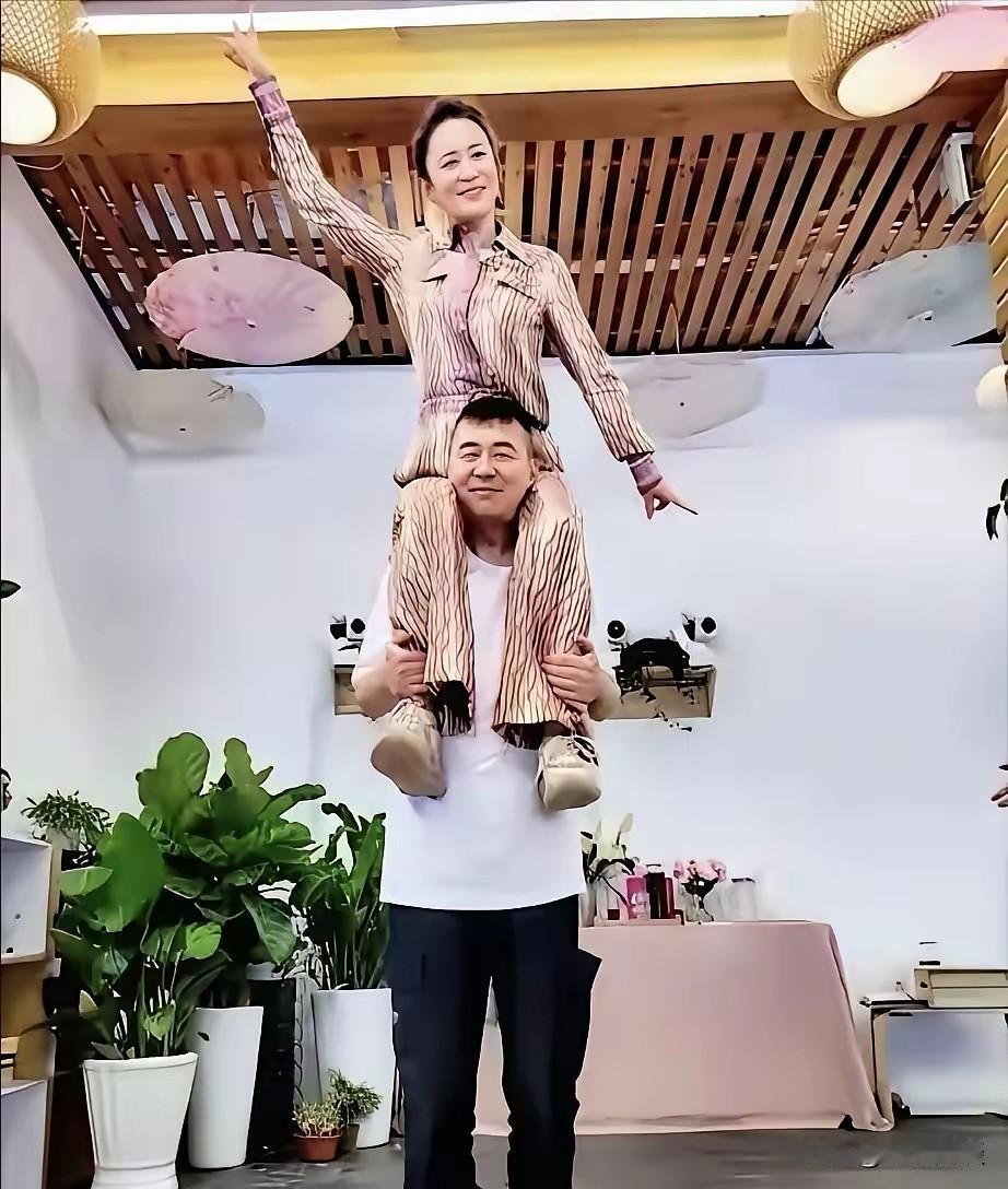 夫妻之间的深情，本是自家私事。一把年纪，恩爱大可归于生活之中，不必刻意展露于人前