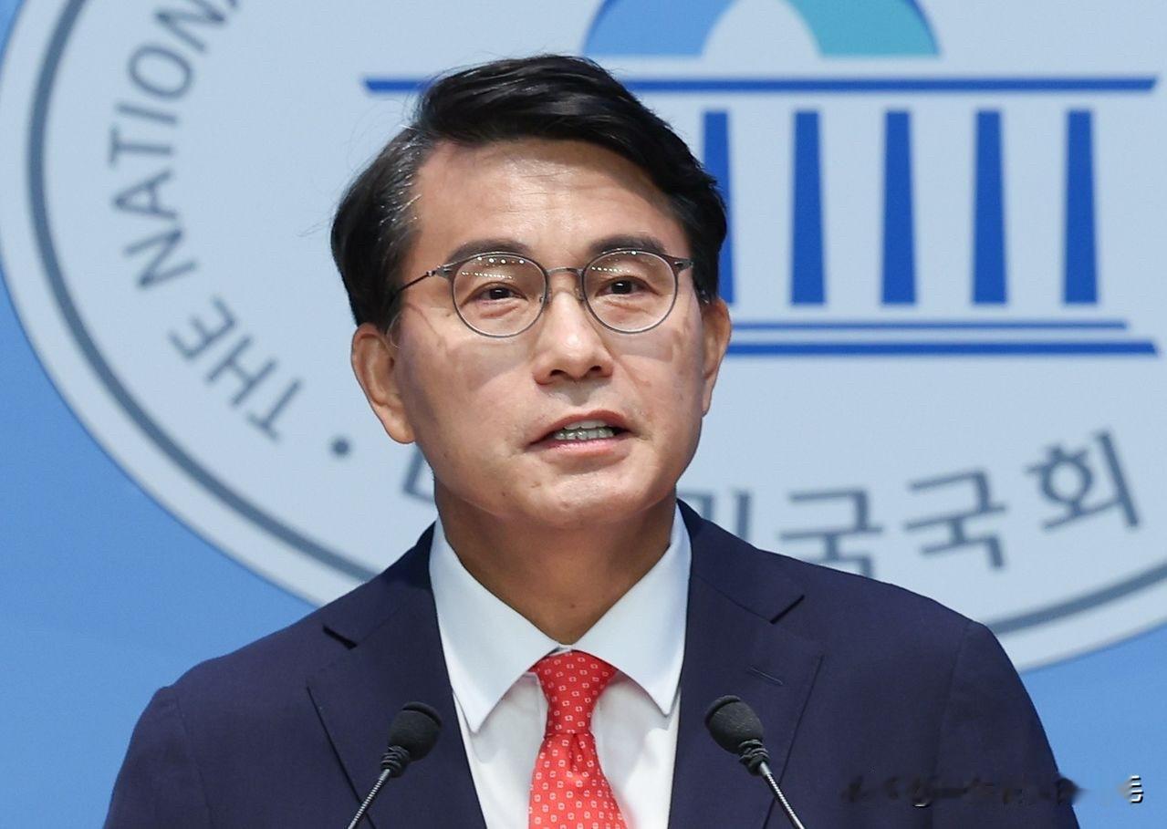 2月17日，韩国亲尹锡悦派系核心、国民力量党议员尹相现，在尹锡悦内乱主谋嫌疑一审