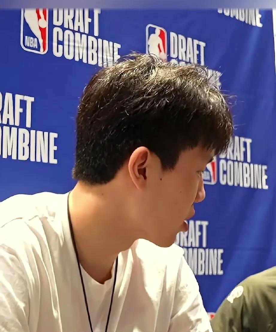 精准！这才是杨瀚森NBA选秀的三个模板！目前杨瀚森在美国进行了2场选秀前的5对
