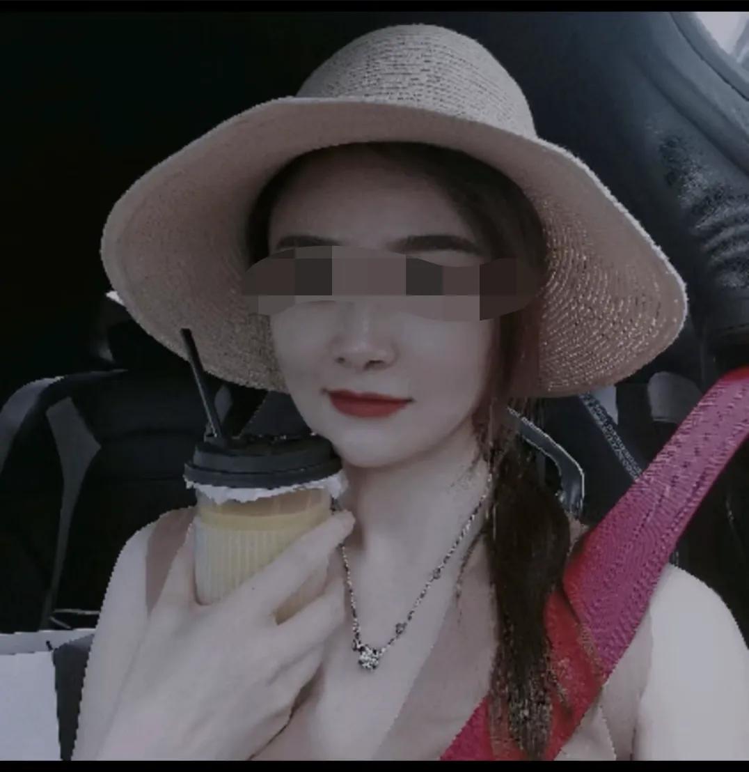 曹三姐的小学同学认出来她，小学文化，做了双眼皮，姐姐找了个厉害的老公。网络时代