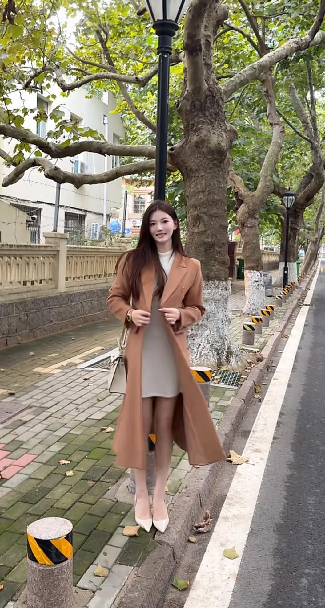 秋风萧瑟，佳人如约。时间一般会把对的人留在最后；毕竟喜欢是一阵风，而爱则是细水长