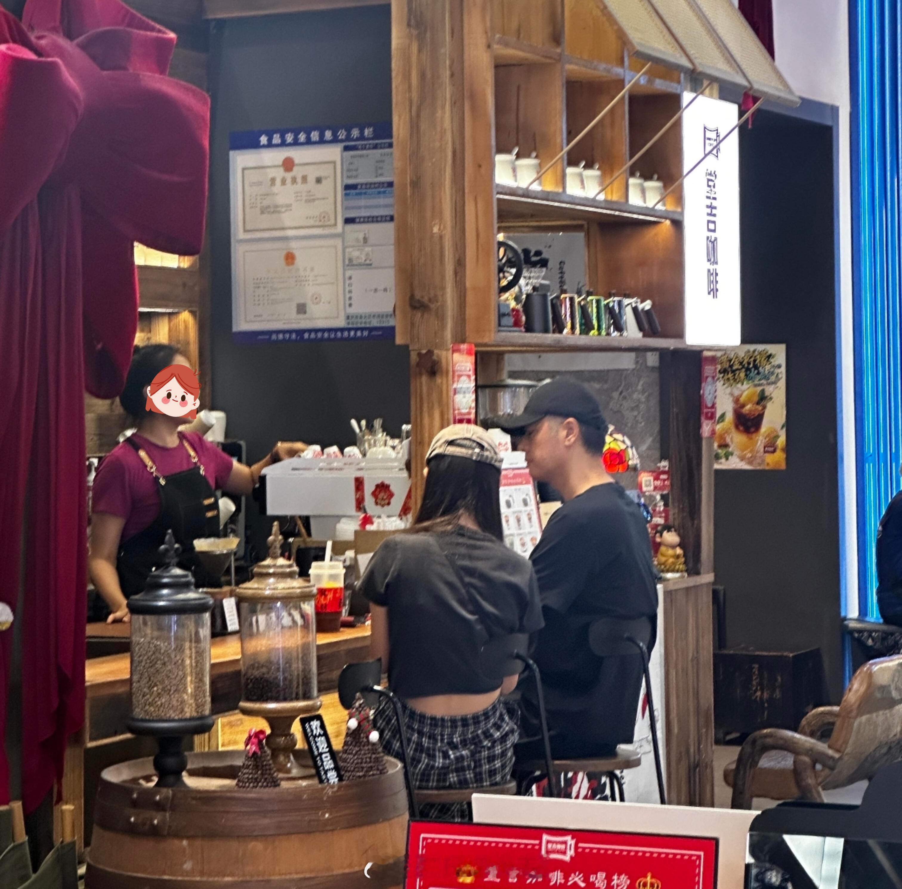咖啡店偶遇任重孙骁骁偶遇任重孙骁骁喝咖啡咖啡店偶遇任重孙骁骁，夫妻俩感情真好