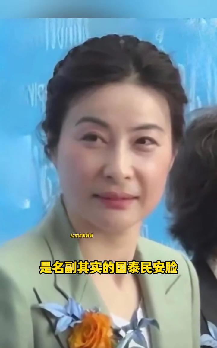 大家有没有发现郭晶晶比以前漂亮了好多，是名副其实的国泰民安脸。鼻子很挺，笑起来眼