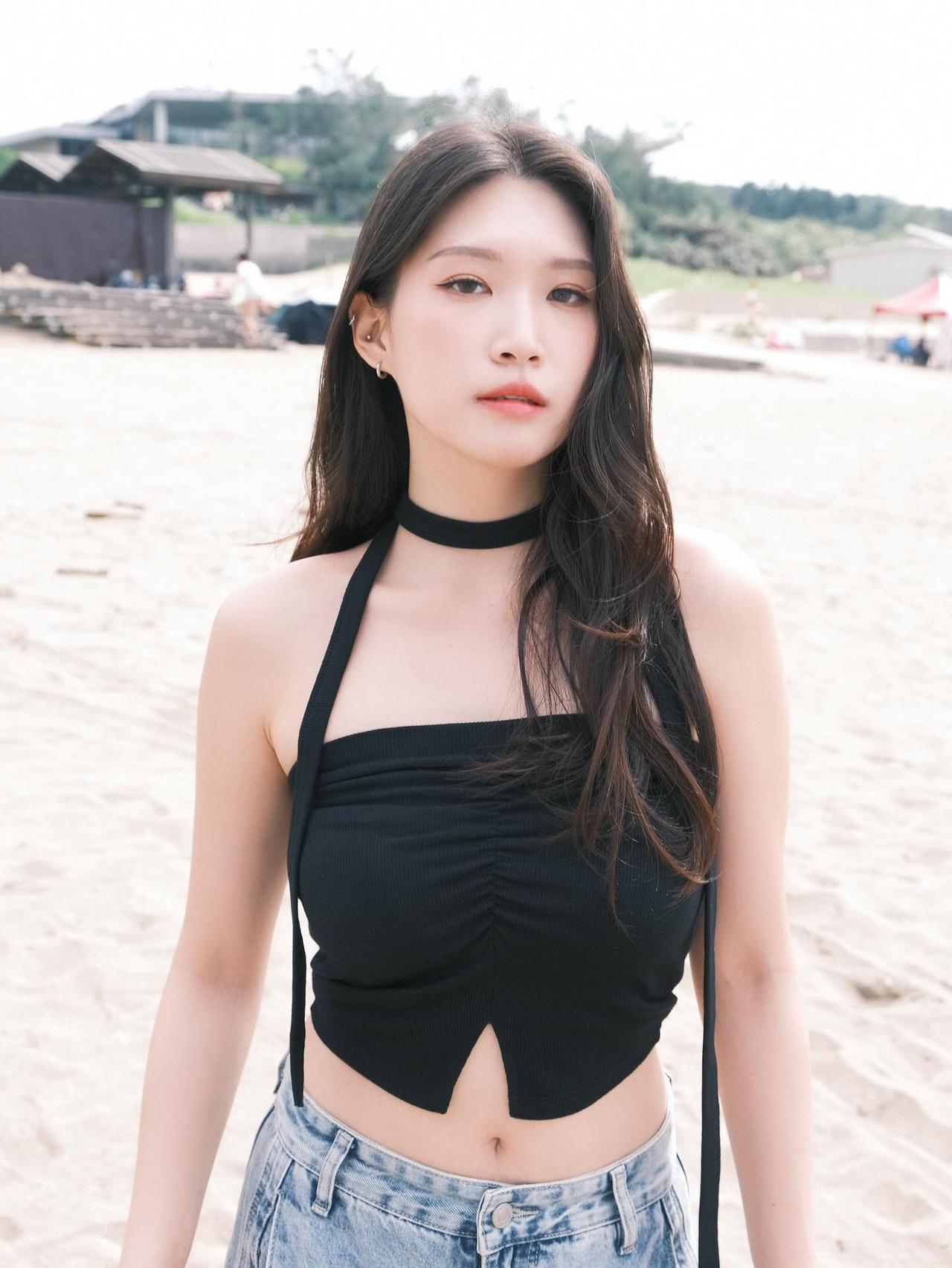美女高颜值女神小性感海边拍照