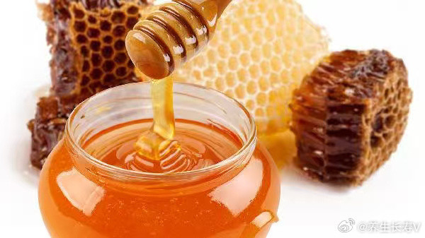 一勺蜂蜜等于百副药？糖尿病常吃蜂蜜，血糖会升还是降？  蜂蜜的真实成分...