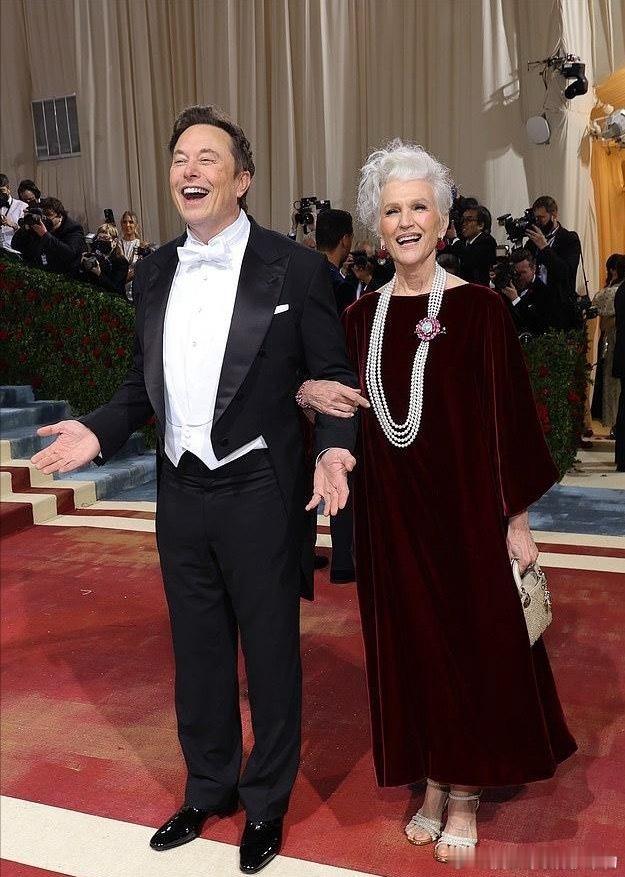 邓文迪和马斯克母亲合影，怎么看都是马斯克母亲气场更强大。她自己有能力，儿子马斯克