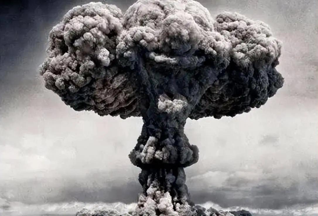 英国前首相丘吉尔曾一针见血地指出：“如果不是美国投下原子弹，日本这个国家也许早就