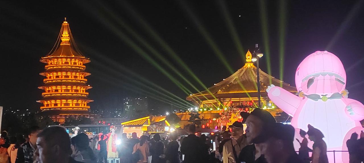 我们都是普普通通的家庭，工作也是平平凡凡的，我们希望孩子有好的未来，人之常情，不