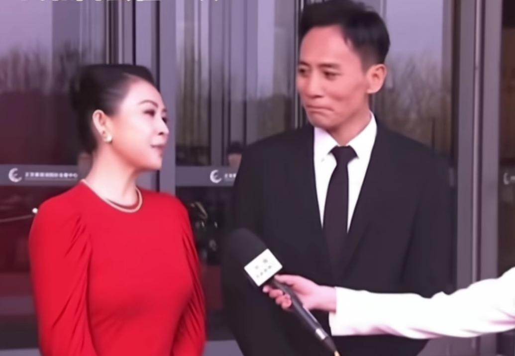 章子怡刘烨为班里倒数第一第二，看到“老闺蜜”一本正经发言的样子，刘烨想笑憋出内伤