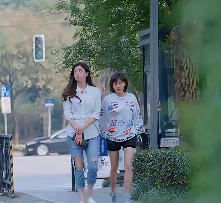 女明星的身高是硬伤，在《欢乐颂》拍摄期间，王子文饰演的曲筱绡就从没有脱下过高跟鞋