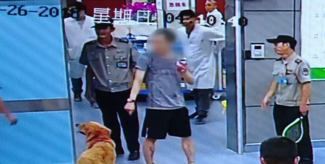 “狗要死了，你们全都陪葬！”8月26日凌晨，广西某医院急诊科闯入一个男人，逼着医