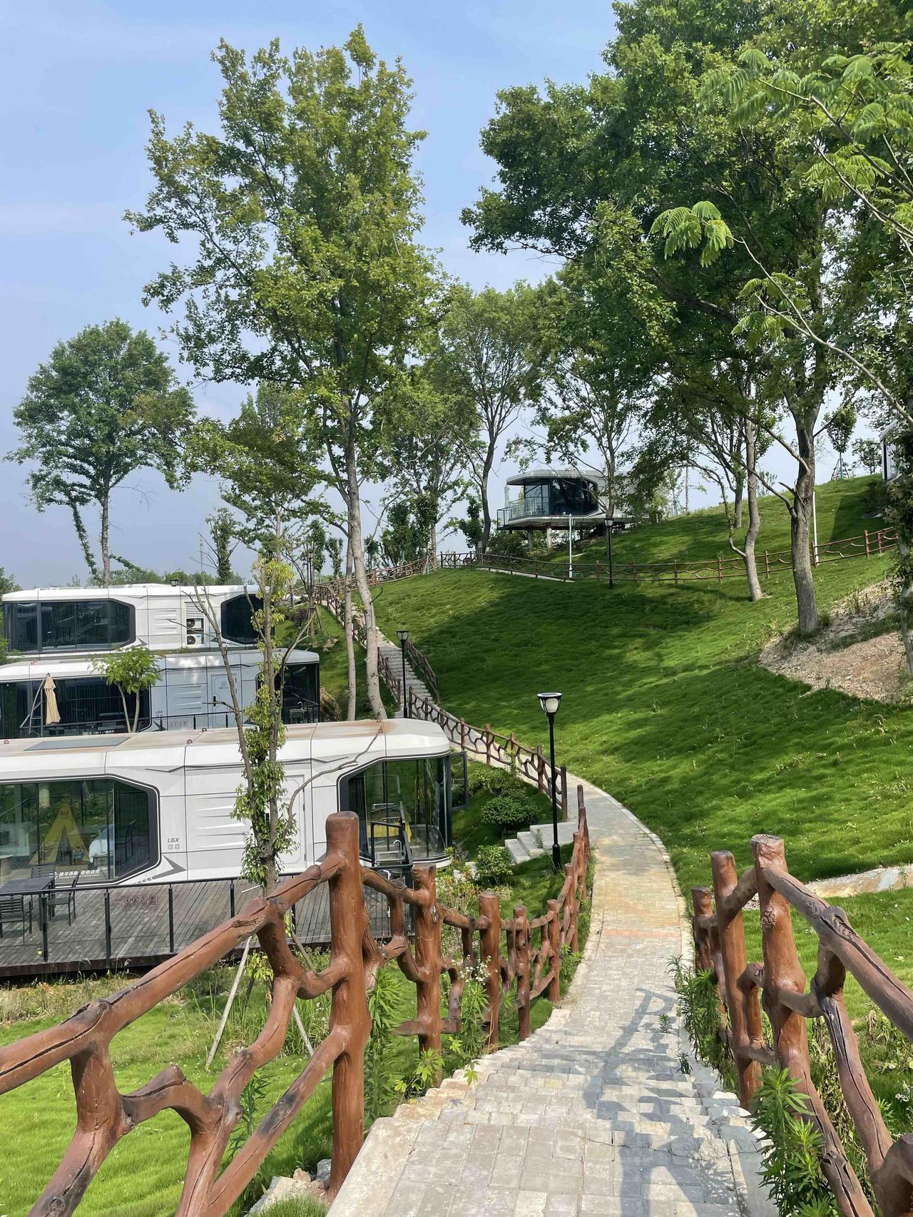 黄陂民宿又上新，就在木兰花乡不夜城景区旁边，科幻感十足的太空舱散落在山野之间，三