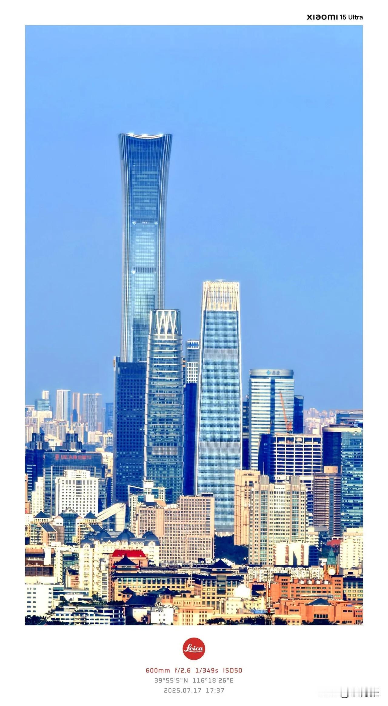 登上238米高的中央电视塔观景台俯瞰北京。看看有你认识的建筑吗？（Xiaom