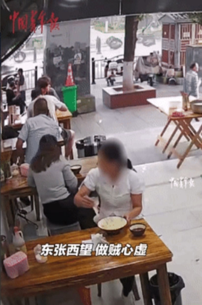 解气了！”贵州南明，一女子在饭店就餐时，发现身后女子背了个名牌包，她趁其不备将名