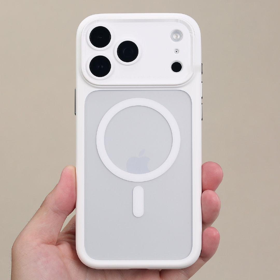 给老婆换了iPhone18ProMax后，我问她有没有体验出来跟17PM有什么不一样的地方，她说就是