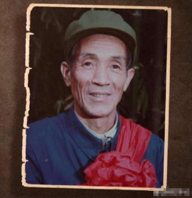 1969年，一位副军长到西安热电厂检查工作，陪同的厂长一路跟在身后，满脸陪着笑。