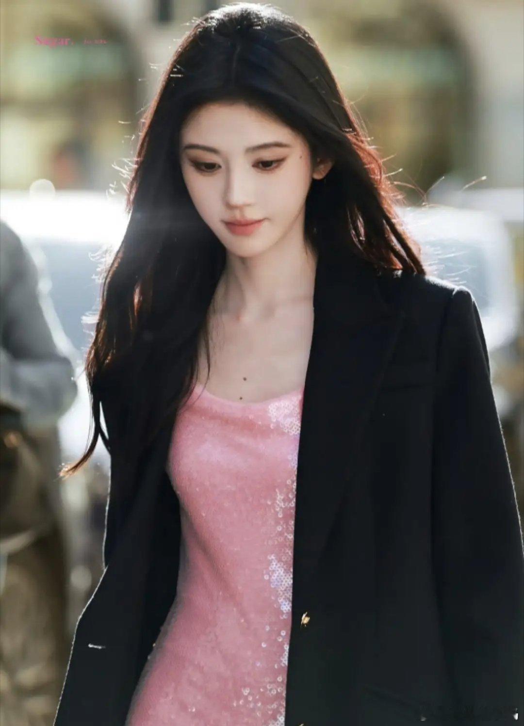 鞠婧祎米兰时装周杀疯大长腿吸睛，155身高竟有两米超强气场美爆了！​​​