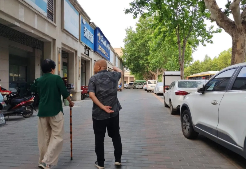以前总以为人老才会死现在才明白人随时会死。刚听到一个消息，一下心情沉重了起来。
