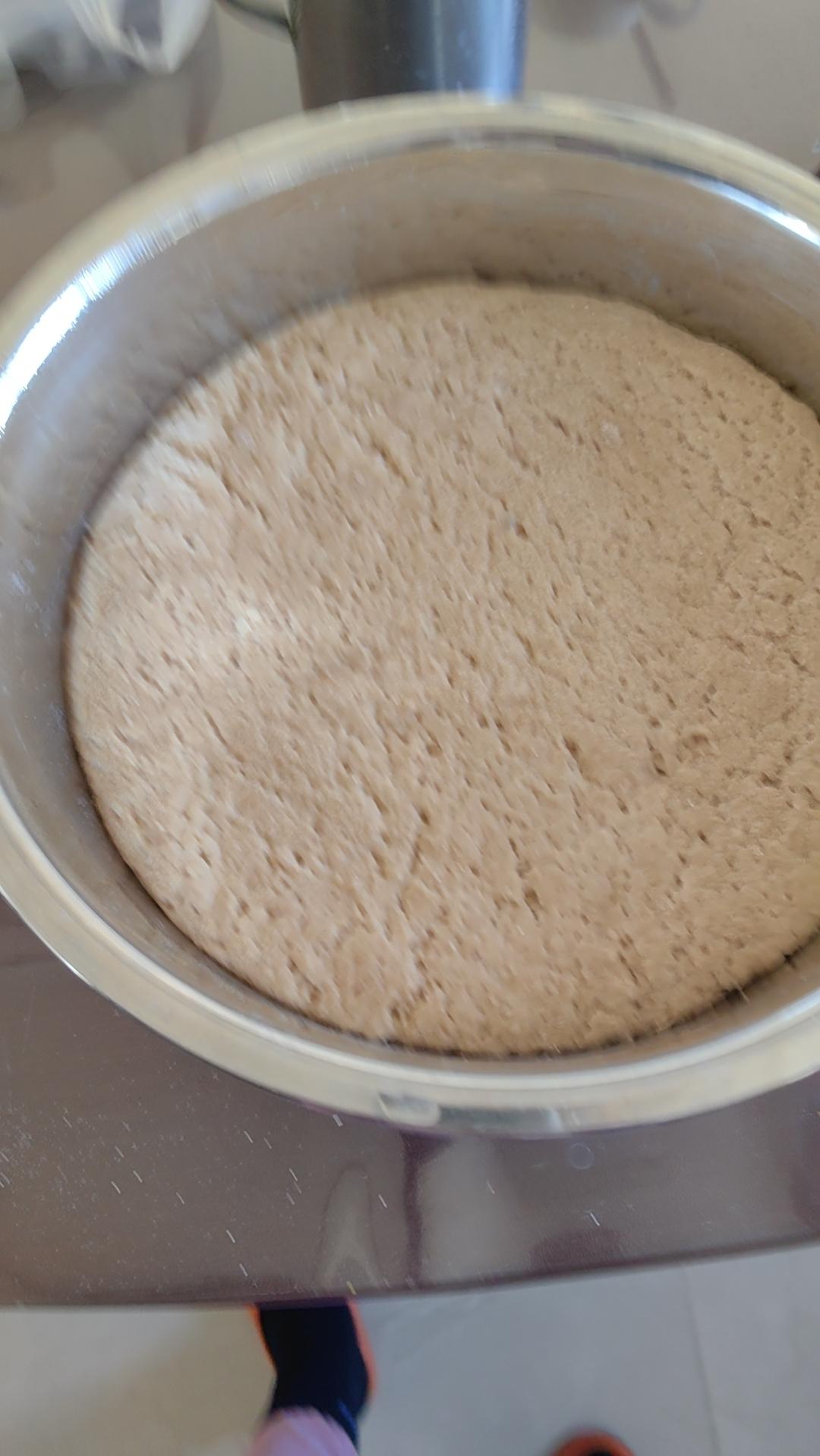 掀开锅盖那一瞬，白雾腾起，麦香扑鼻——今年新收的麦子，兄弟亲手磨的面粉，蒸出来的