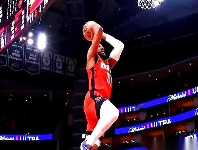 乌度卡的临场指挥，真不是在带球队，简直是在上演一出“职场大换血”。哨声还没凉透