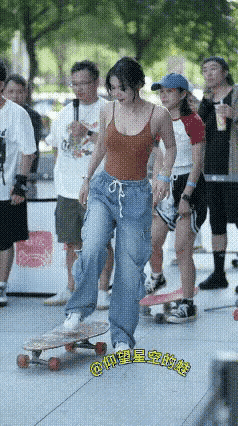 就想知道这位美女的滑板技术是一个怎样的水平？在一个公园，一位穿着吊带的美女叫小美