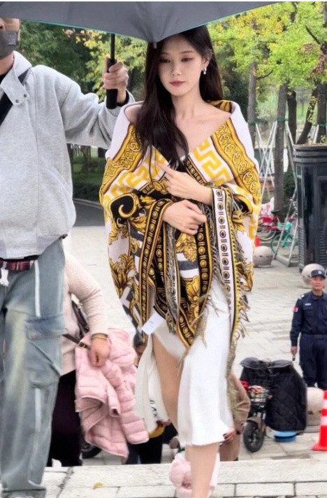 天呐，李一桐现实和电视上完全不一样…​​​