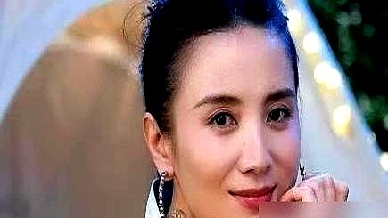 宋佳找那英要两张成都演唱会门票，居然被当场一口回绝了。那英给的理由是送票太俗。其实在圈子里找歌手要赠