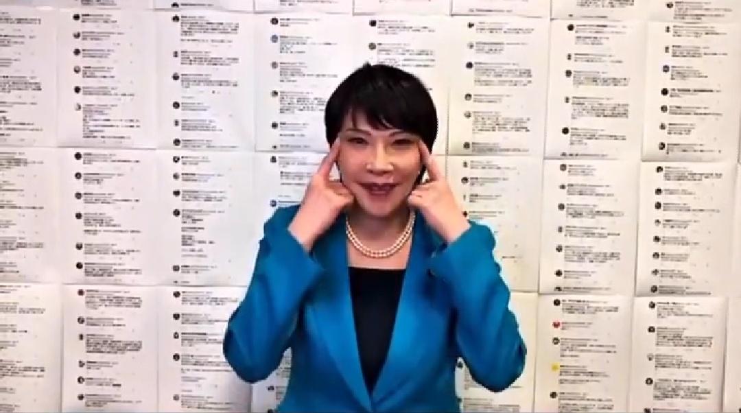 诡异，高市早苗在镜头前公然做出“拉眼角”的种族歧视动作!高市早苗将网上日本右翼