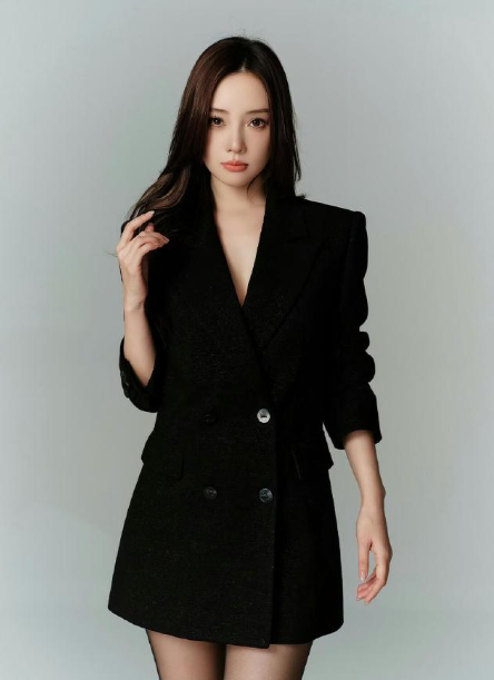 李小璐这个西装加丝袜的穿搭一般人还真不好驾驭