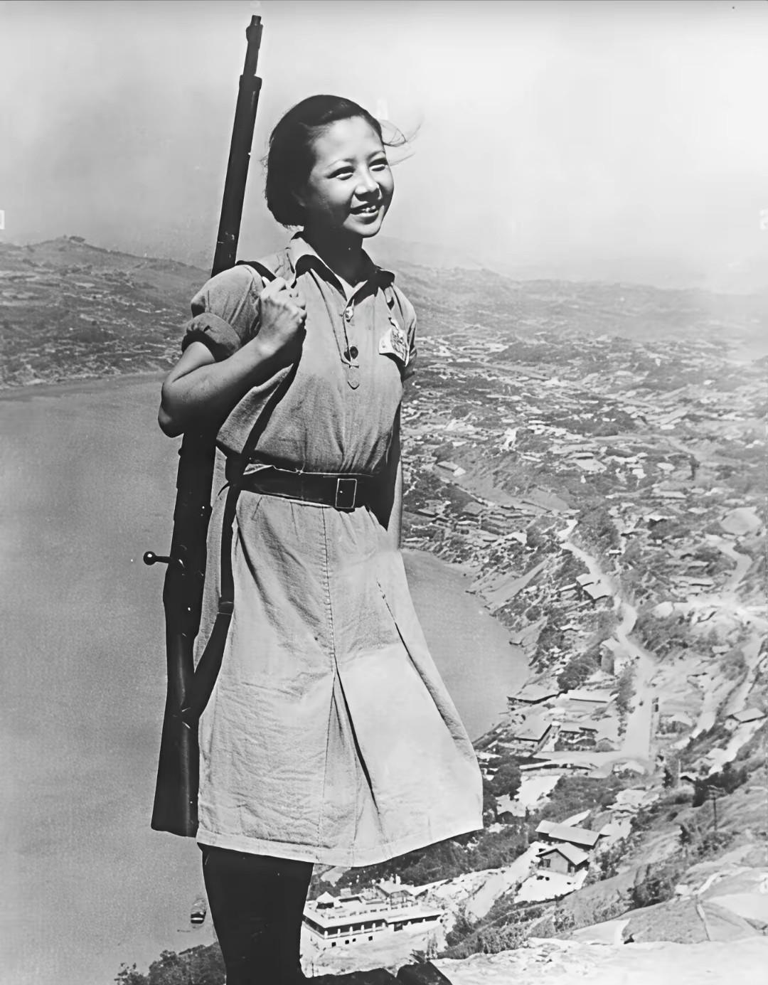 抗战时期的真实女兵，八路军120师女战士李林，身穿俄式军服，背着一支三八大盖，在