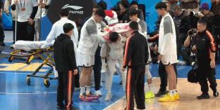 徐杰意外受伤后，倒在地上，赵睿立刻过来问一下，而周琦是当事人，还在广东待过，居然