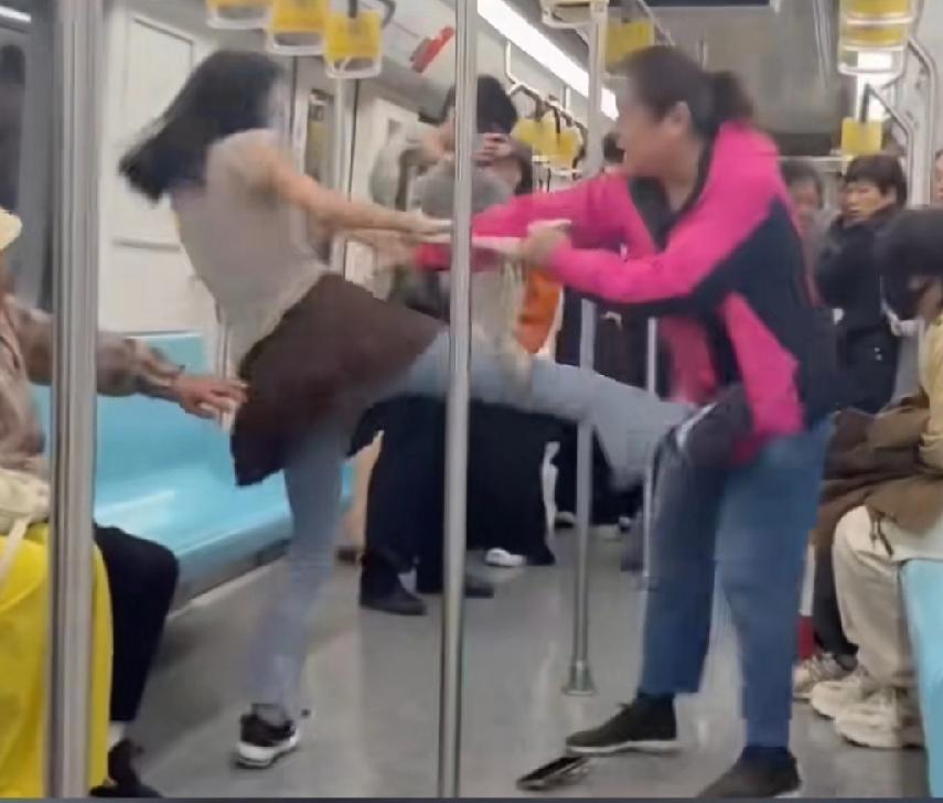 上海地铁俩女子抢座互殴，粉色外套66岁大妈真厉害！对方32岁那么年轻，身手那么麻