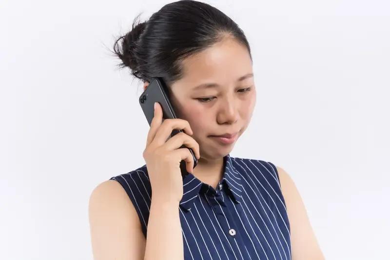 江苏一女子被丈夫断了经济来源，找婆婆求助反被骂，弟弟给她转了5000，老同学提醒