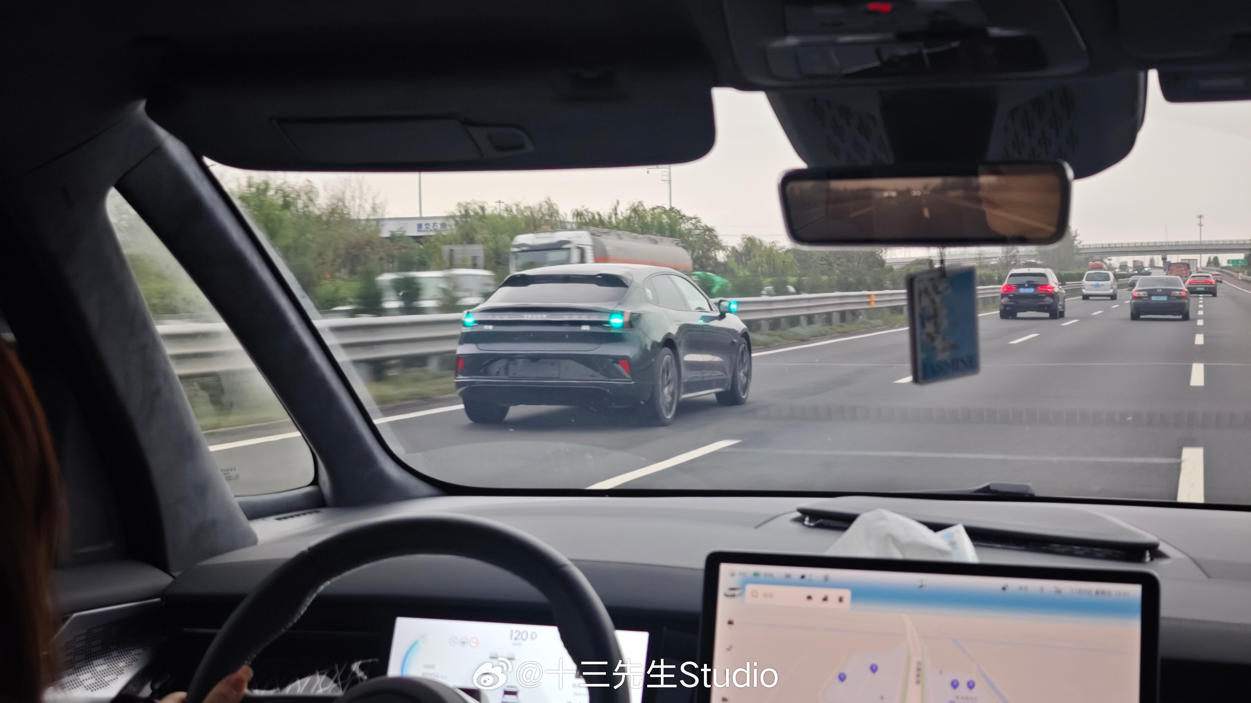 焕新001这个小蓝灯真的太醒目啦！！焕新极氪001我与汽车的日常极氪​