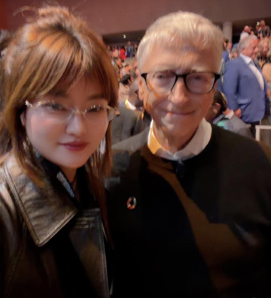 9月22日，比尔盖茨与大女儿一起参加公司基金年会，比尔盖茨71岁老态龙钟，但在台