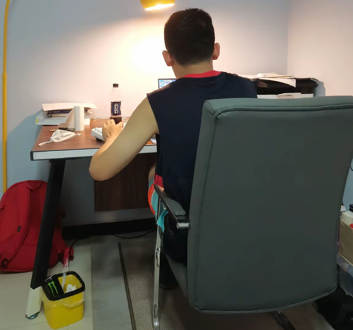 我家考到北邮的这个大学生，我告诉他，上大学后每个月只能给他1500的生活费。过几