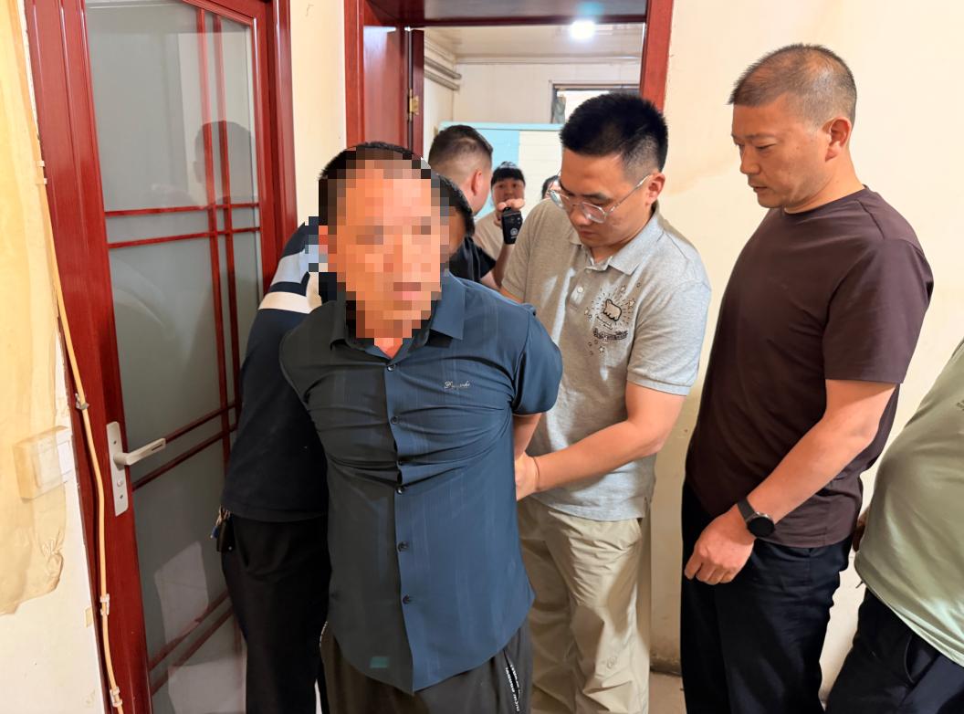 谁能想到，一场三十五年前乡村露天电影散场后的口角争执，会让一名男子隐姓埋名四处躲