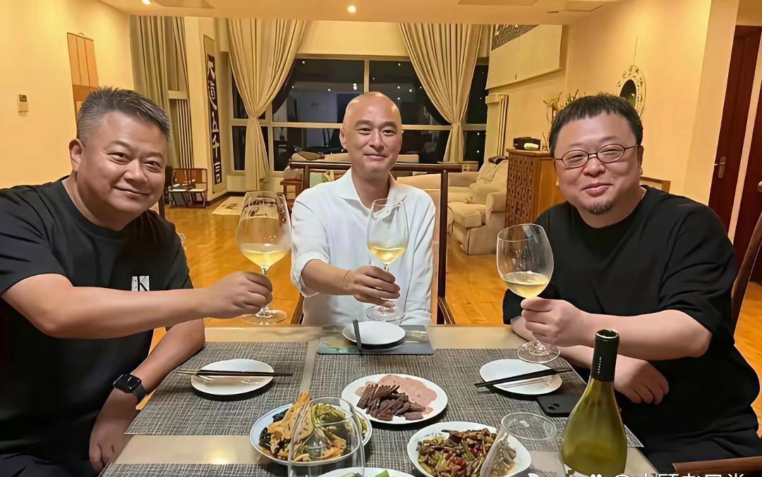 陈晓卿组局，桌上就几盘凉拌菜、卤味拼盘，一瓶白葡萄酒。没燕窝没和牛，连摆盘都懒得