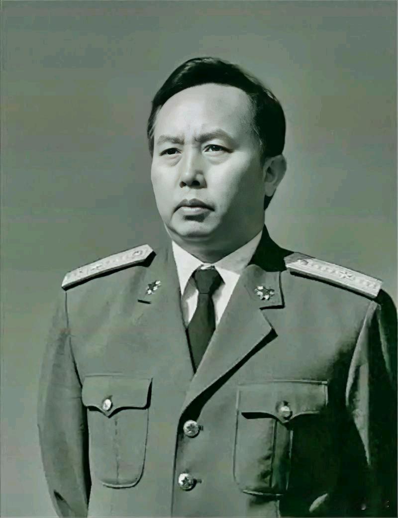 何其宗，自卫反击战英雄，1990年荣升中将，却在56岁时突然退役，定居四川营山，