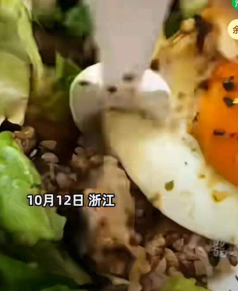 女子点外卖吃到最后不耐烦了，商家做的饭里的鸡蛋用叉子竟然戳不动，气的女子戳了半