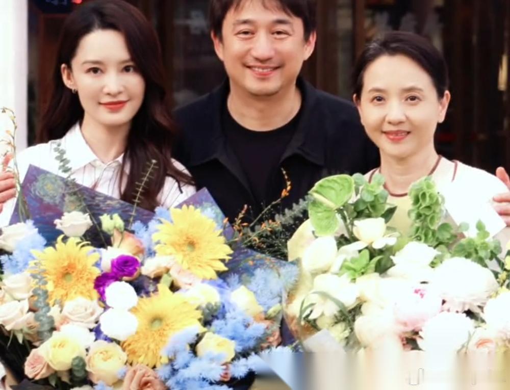 杨幂拿奖、赵丽颖深耕，85花们杀疯了，李沁怎么好像掉队了？别人都在拼奖项、拼番位