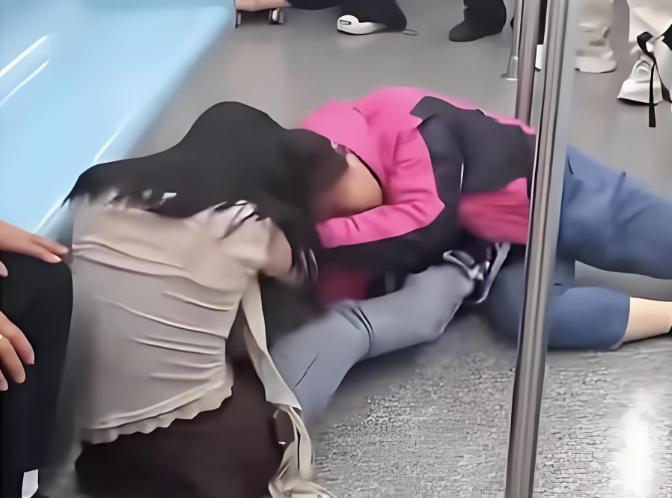 上海地铁又现“全武行”：32岁女子和66岁大妈，为抢一个座位从薅头发打到双双被拘