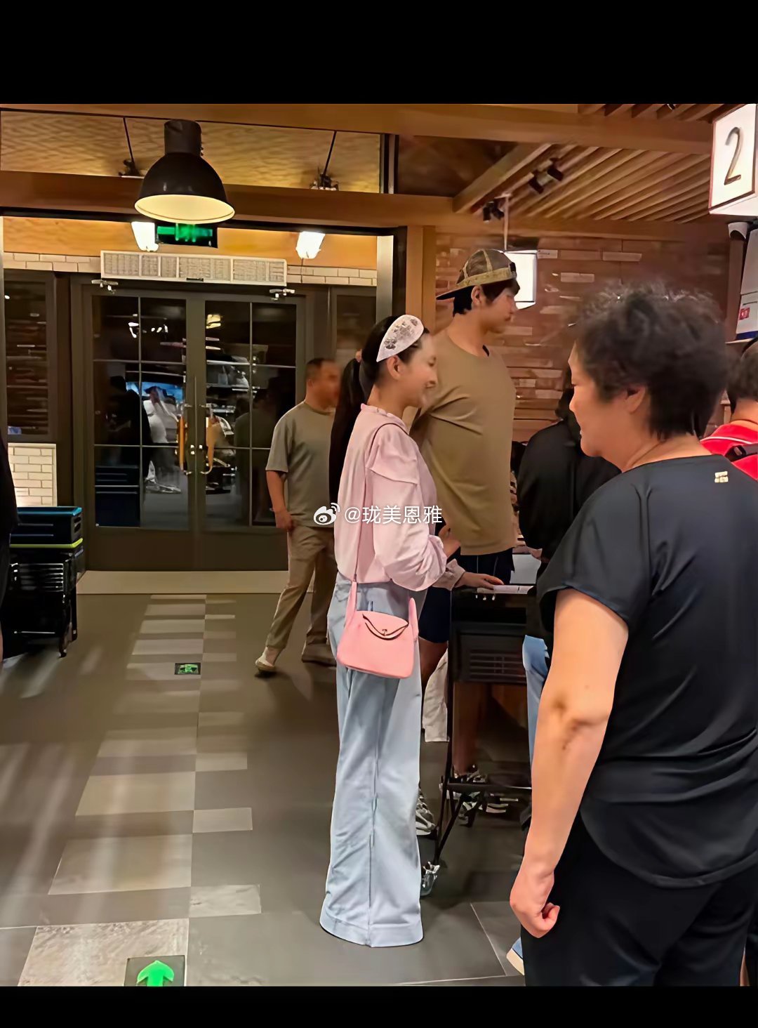 婆婆得经过多久的心理斗争才能接受这样的儿媳妇呢！