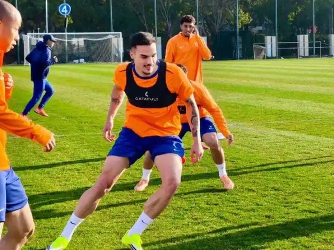 你说的太对了！这场热身赛惨败，明眼人都能看出来肯定有门道。韩鹏想换换阵型，试试三