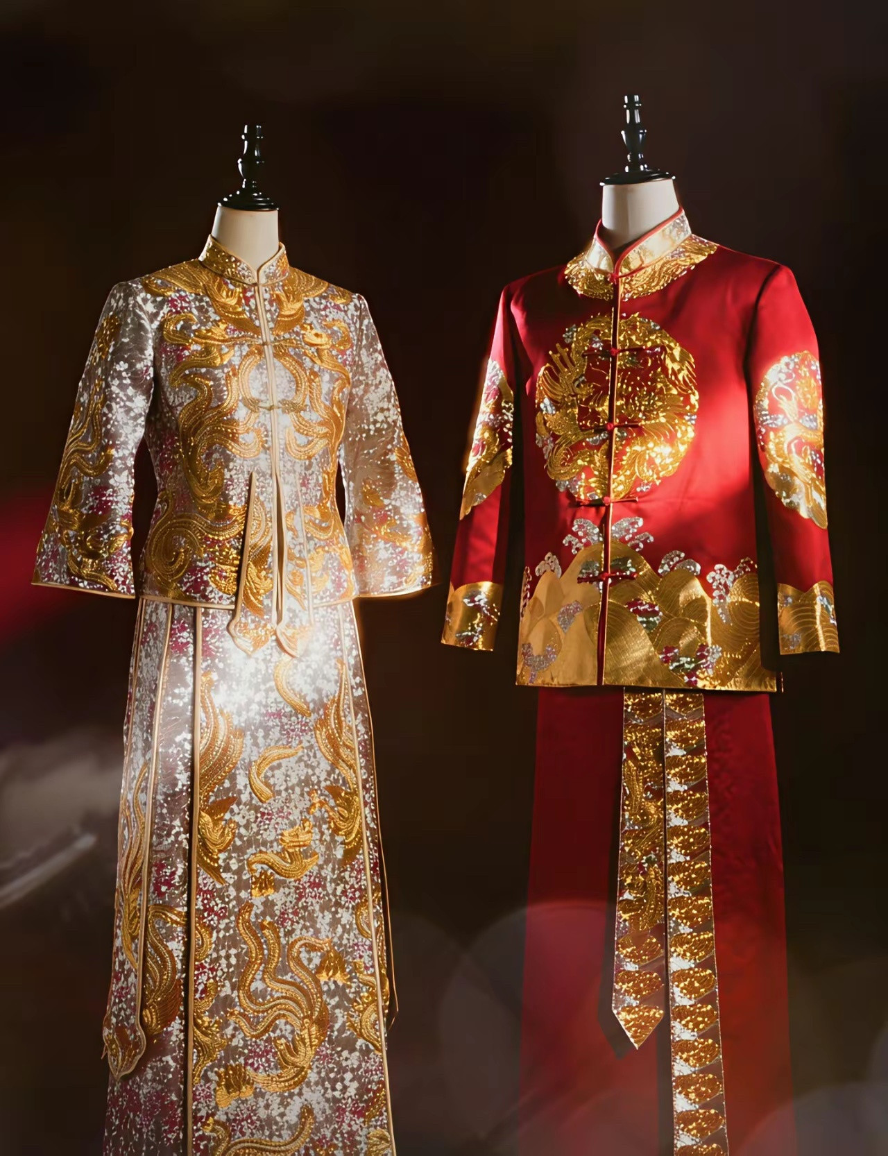 奚梦瑶中式婚服照片！在四太豪宅拍全家福，脖子上挂满金镯子，这阵仗真的太豪气了。