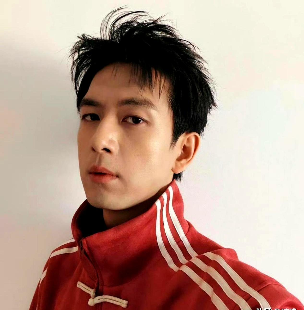 杨紫爸妈外出吃饭，穿的外套居然和李现的同款一模一样！现场还有第三人穿类似款