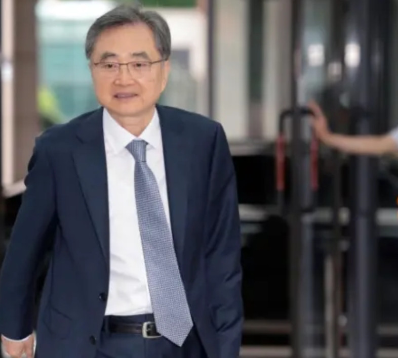 韩国外长赵显迅速访问美国后，发表几乎反华的讲话，企图把美国赐予的对韩国不平等条约