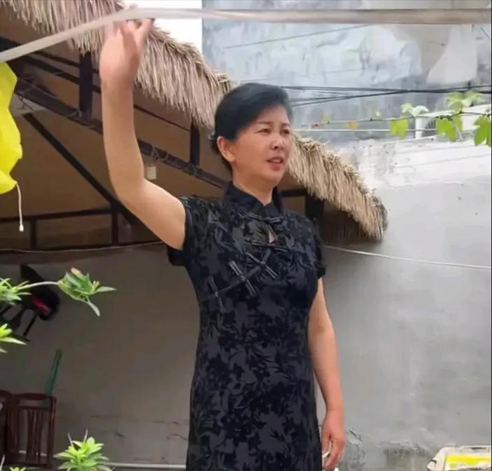 6.26马上就要开会了，田家人一起穿上了旗袍，这是给亲家助威！孩子放暑假，田蜜