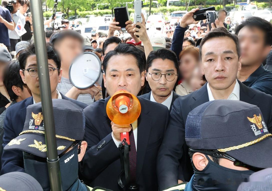 6月5日，韩国国民力量党党首张东赫前往首尔蚕室开票现场。面对现场警民对峙局面，他