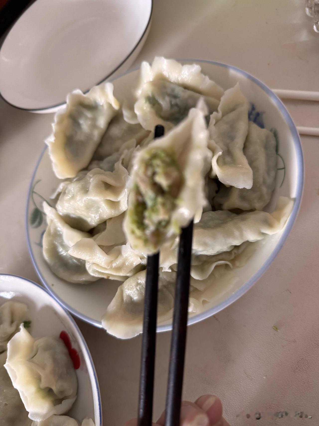 早上，包饺子吃。女儿说：妈妈，早上起来包饺子，你不怕麻烦吗？我对女儿说：为了